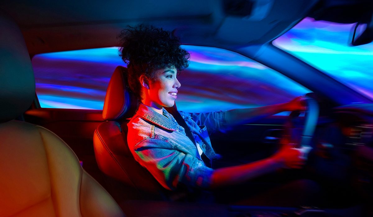 Nissan e-POWER 2022 vista exterior de una mujer con las manos en el volante con Más Aceleración