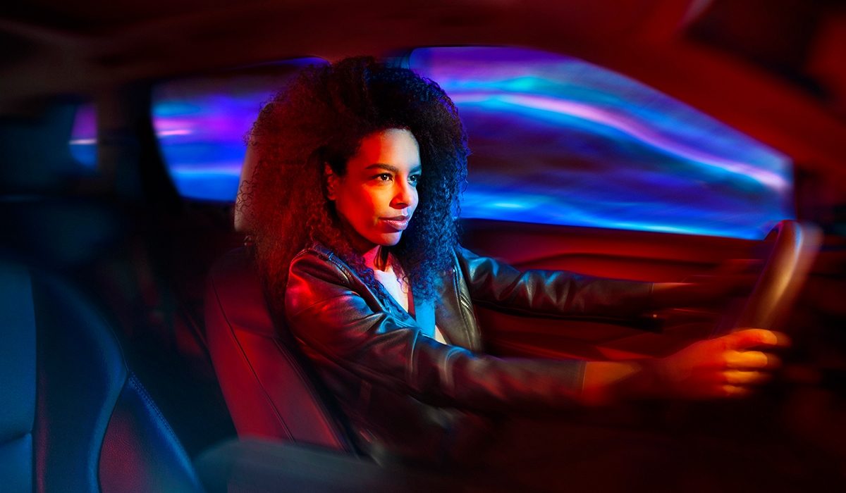 Nissan e-POWER 2022 vista exterior de mujer con manos en el volante con Más Poder