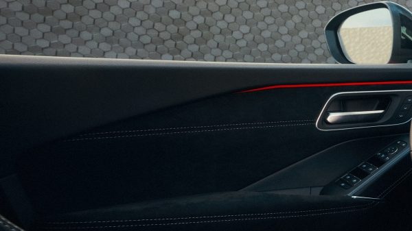 Close-up del interior del Nissan Qashqai con luces ambientales multicolores.