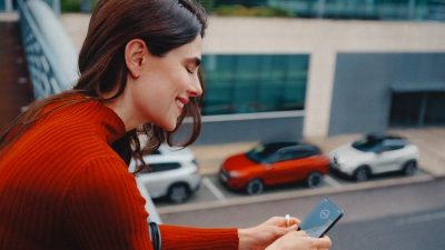 Pasajero de Nissan Qashqai sosteniendo el teléfono