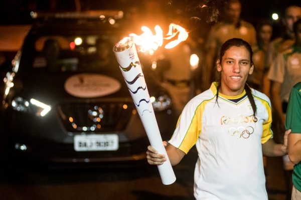 Judoca Michele Ferreira, atleta do time Nissan, que conquistou dois bronzes paralímpicos e dois ouros em Jogos Parapan, conduz a Tocha Olímpica Rio 2016 em Campo Grande