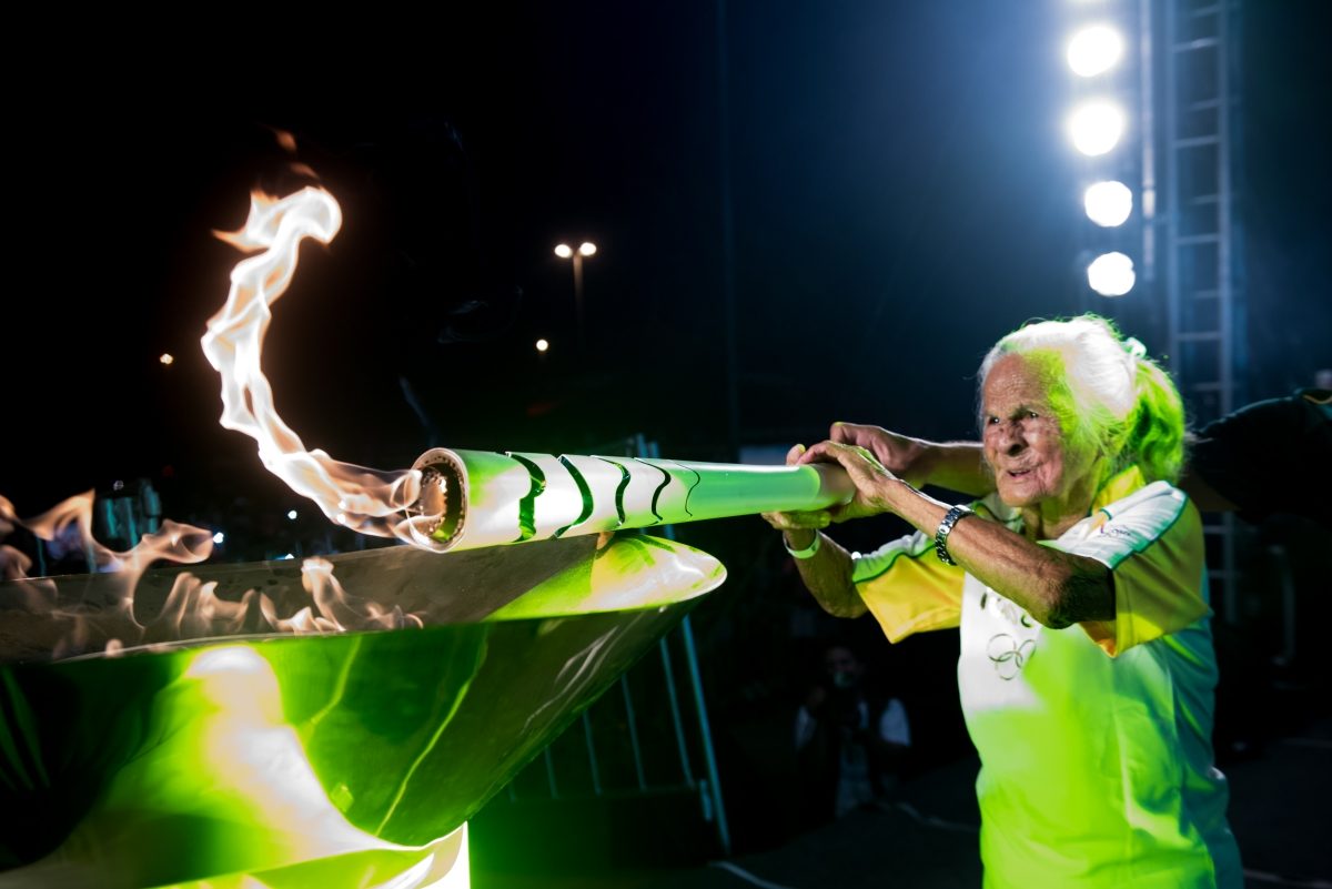 Atrevida aos 106 anos de idade, Vovó Iaiá é a pessoa mais velha a conduzir a Tocha Olímpica Rio 2016