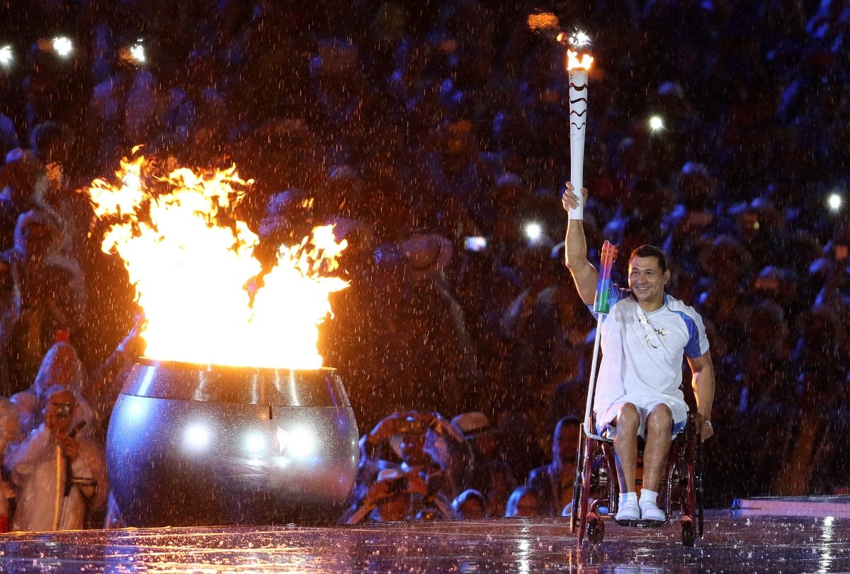 Clodoaldo Silva, o Tubarão das Piscinas, se emociona ao acender a Pira Paralímpica no Maracanã
