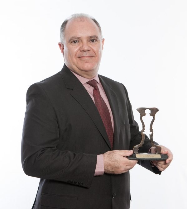 Rogerio Louro (Diretor de comunicação corporativa da Nissan do Brasil) recebe troféu da categoria “Motores e Transmissões"
