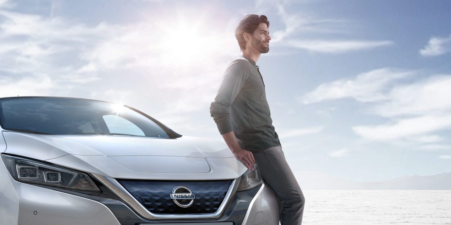 Nissan LEAF homem encostado no carro