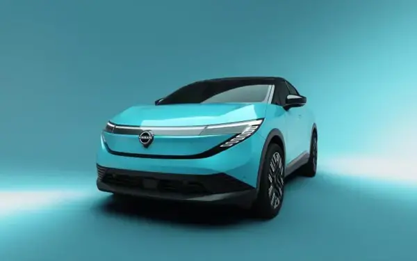 Vista frontal de um carro conceito da Nissan, de cor azul-claro, com um design futurista e faróis em LED de ponta a ponta.