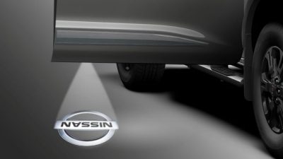 Luz de Cortesia com projeção Logotipo Nissan