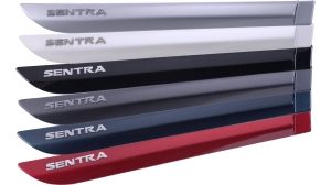 Friso de porta lateral com logo cromado (4 portas)