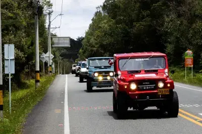 Caravana Ruta 65 de Nissan recorriendo Medellín con modelos clásicos como el Patrol