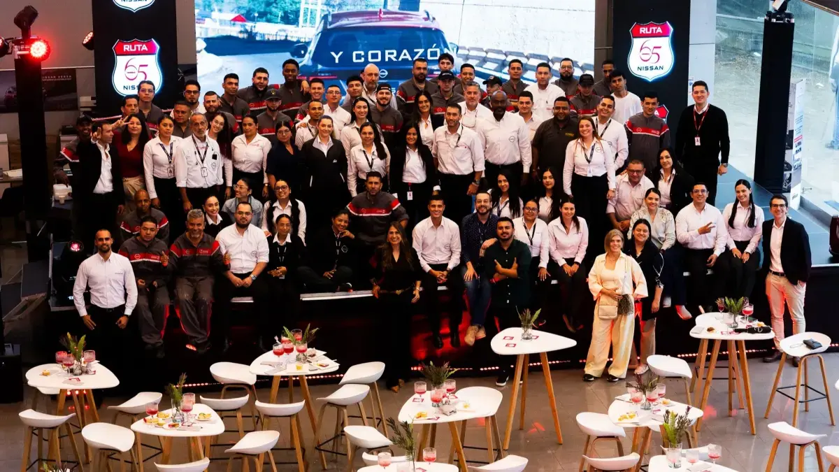 Equipo Nissan en la Ruta 65 Medellín en la celebración de los 65 años de la marca en Colombia.