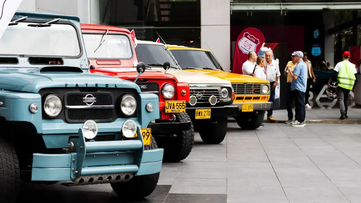 Vehículos clásicos Nissan exhibidos en la Ruta 65 Medellín