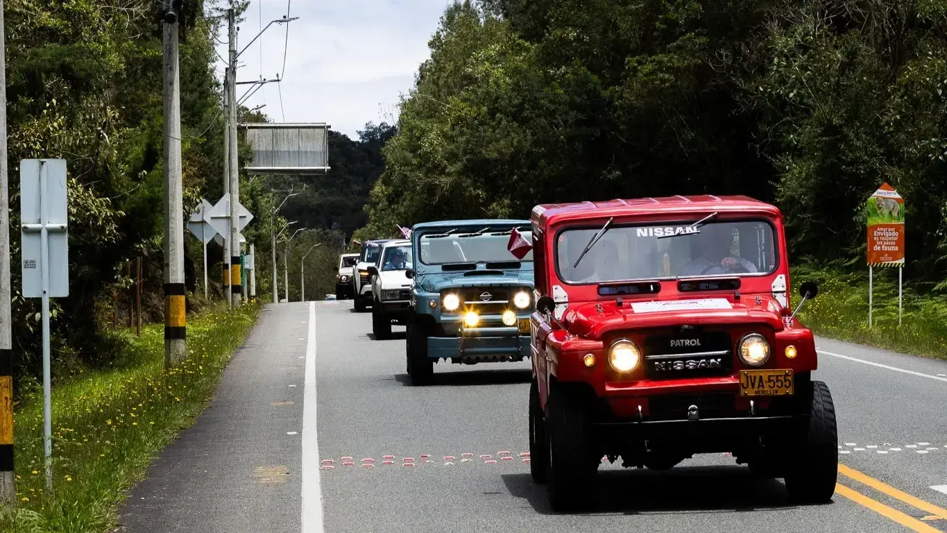 Caravana Ruta 65 de Nissan recorriendo Medellín con modelos clásicos como el Patrol