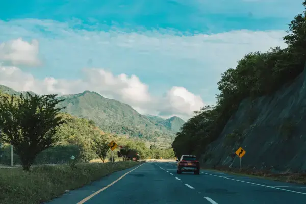 SUV Nissan X-Trail e-POWER híbrida avanzando por carretera colombiana