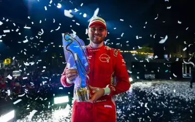 Oliver Rowland celebra con el equipo Nissan Formula E