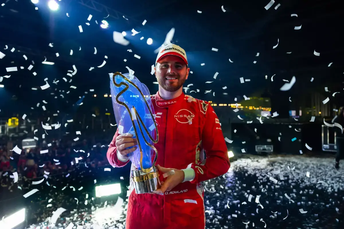 Oliver Rowland celebra con el equipo Nissan Formula E