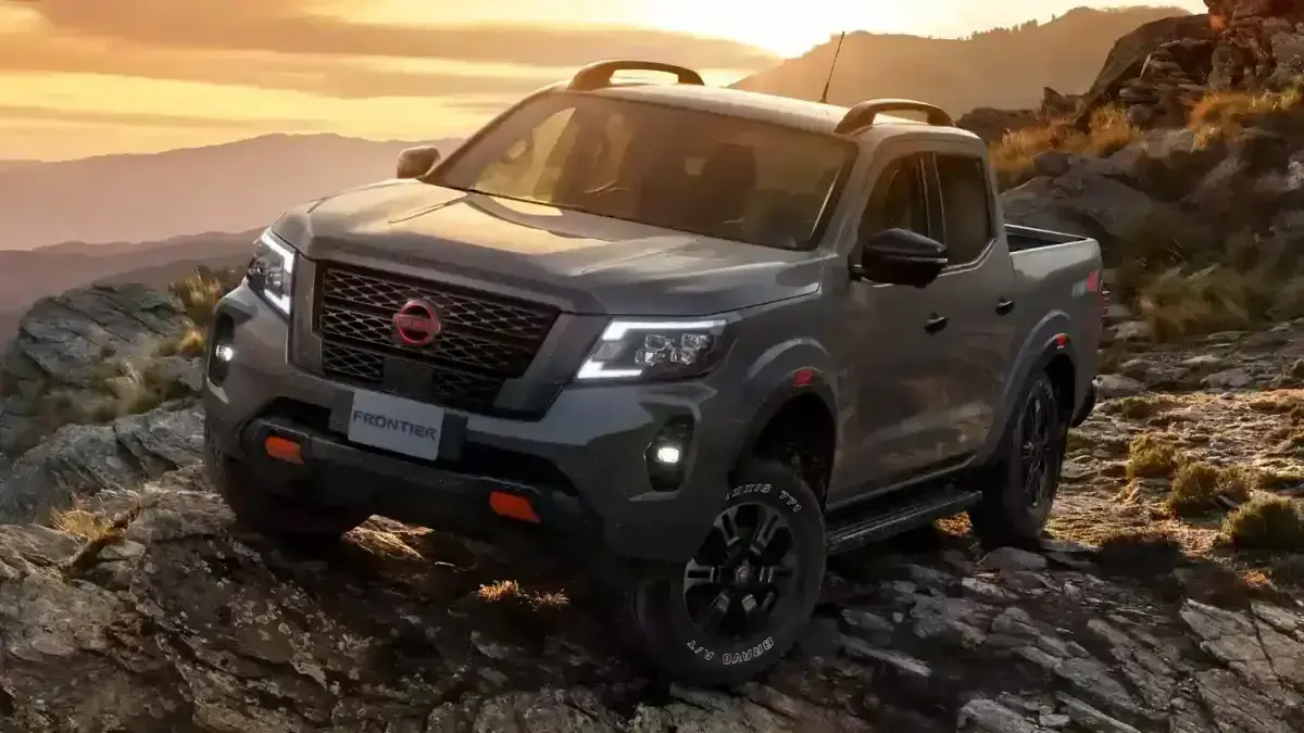 Camioneta Nissan Frontier 4x4 recorriendo caminos rocosos con tecnología de seguridad