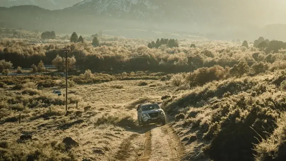 Nissan Frontier recorriendo terrenos rurales de Colombia, símbolo de la alianza entre Nissan y Fedegán