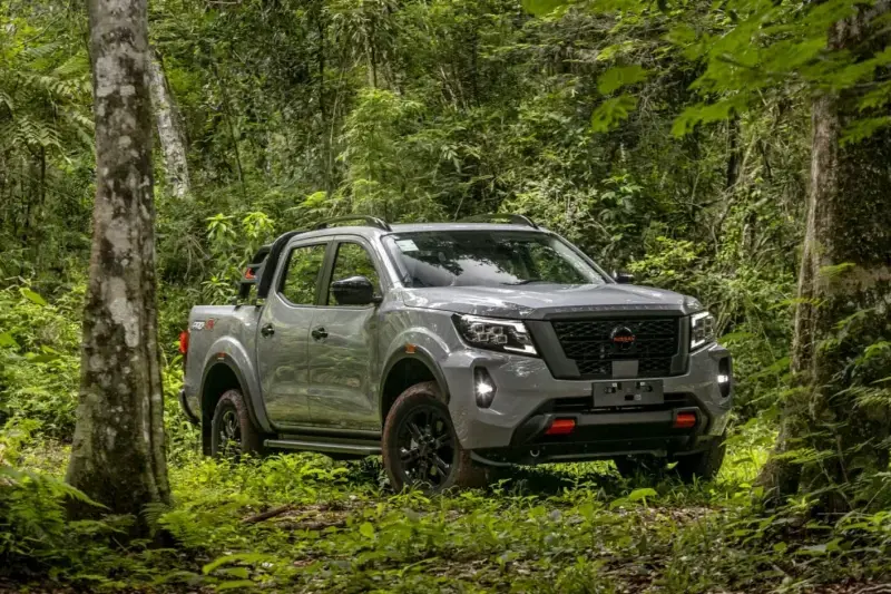 Camioneta Nissan Frontier 4x4 en terreno natural