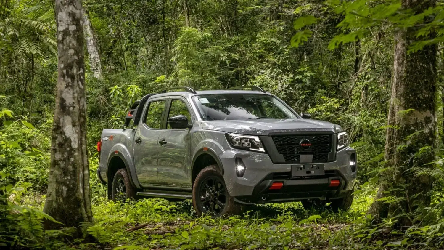 Camioneta Nissan Frontier 4x4 en terreno natural