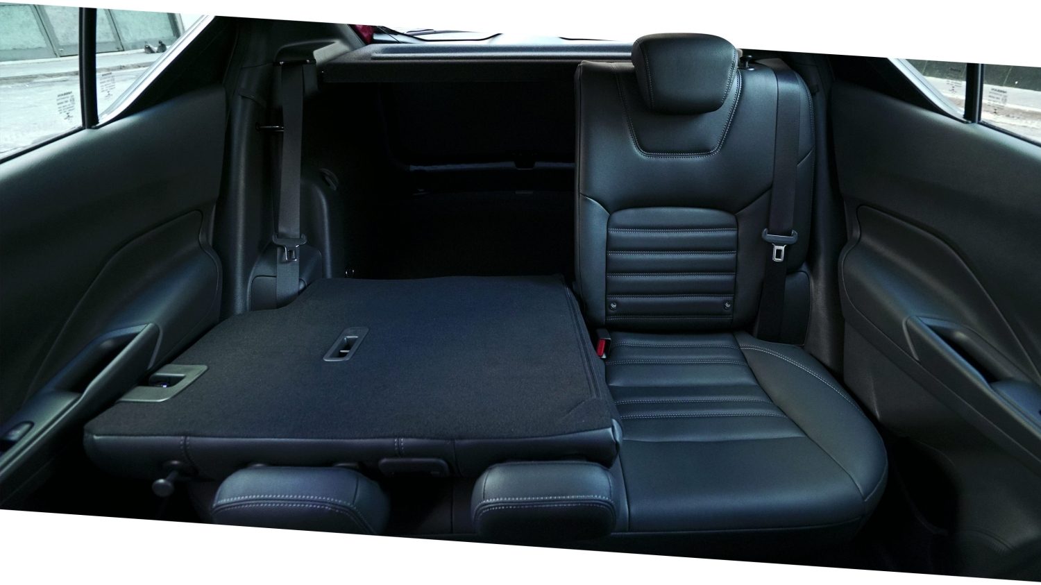 Nissan Kicks con asientos traseros 40/60