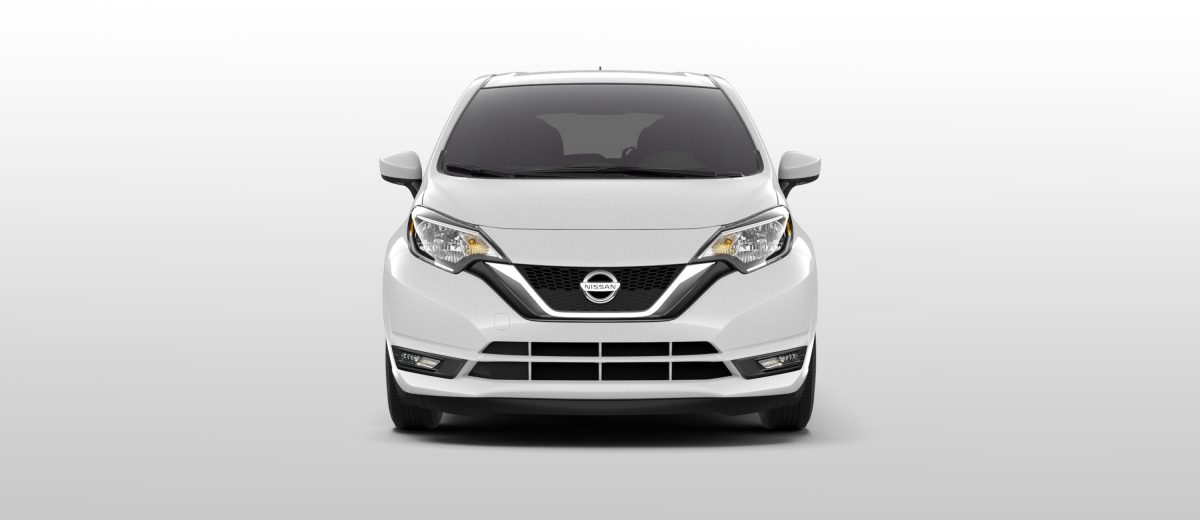 Automóvil en camino con curvas