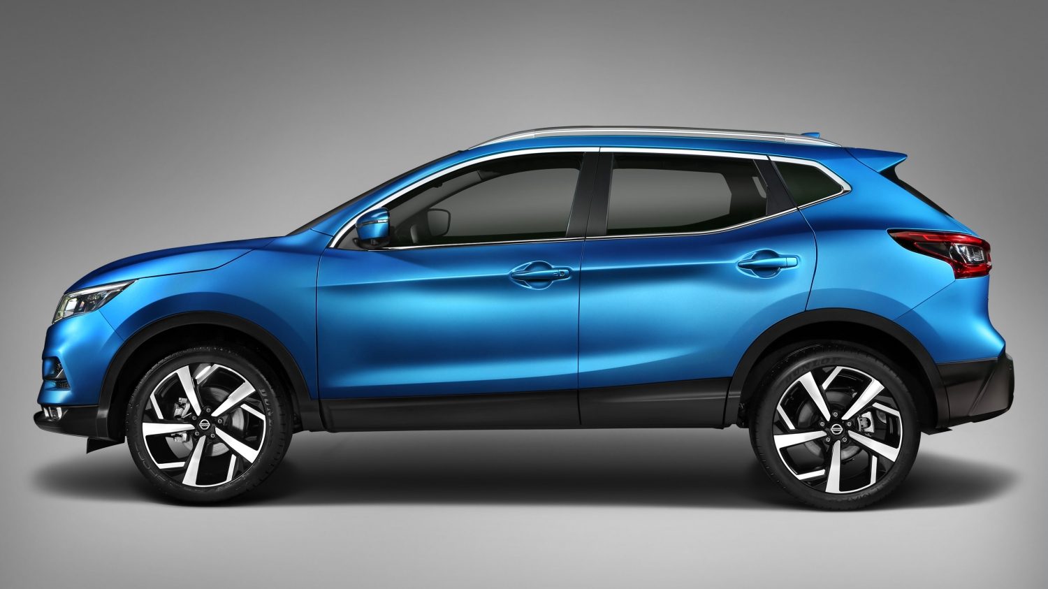 Qashqai rear driving shot on highway with shapes