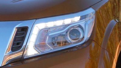 Frontier close-up faros delanteros con LED encendidos