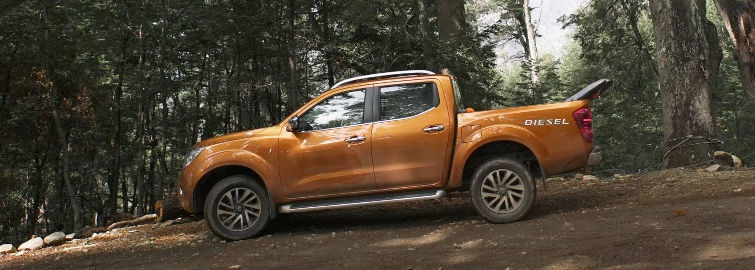 nissan frontier vista de lado en un camino rocoso