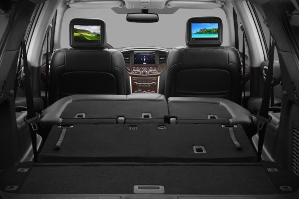 Nissan Pathfinder con filas de asientos plegadas