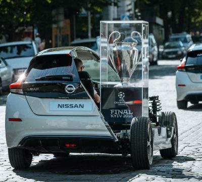 Tour del trofeo de la UEFA Champions League en un Nissan LEAF