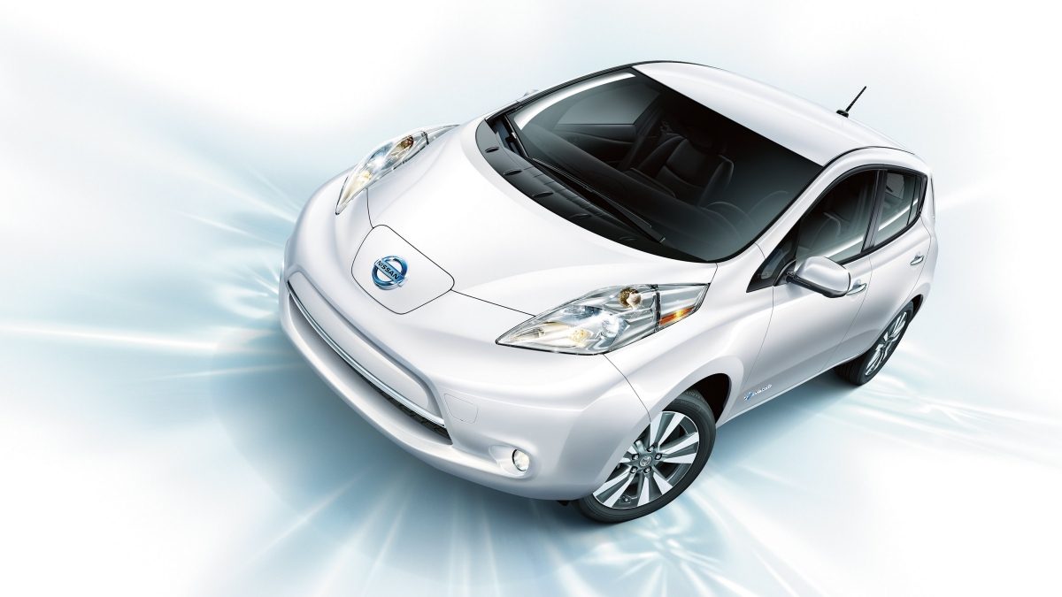 Nissan LEAF on blue graphics.