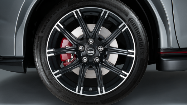 Nissan JUKE NISMO RS — шини з низькопрофільними ободами