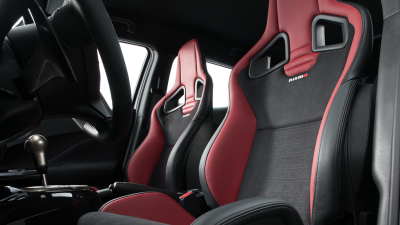 Nissan JUKE NISMO RS — передні сидіння Recaro