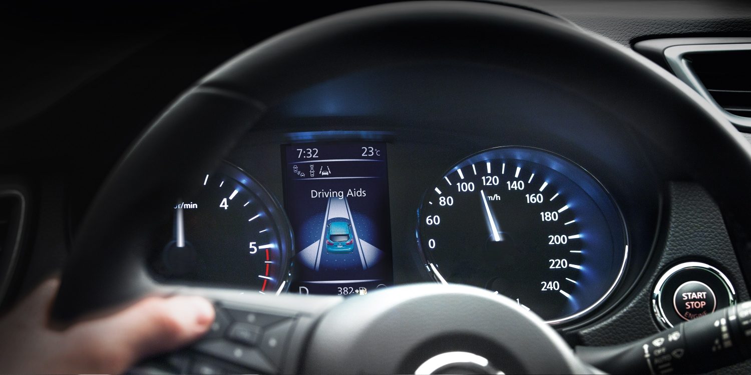 Qashqai dashboard view through steering wheel