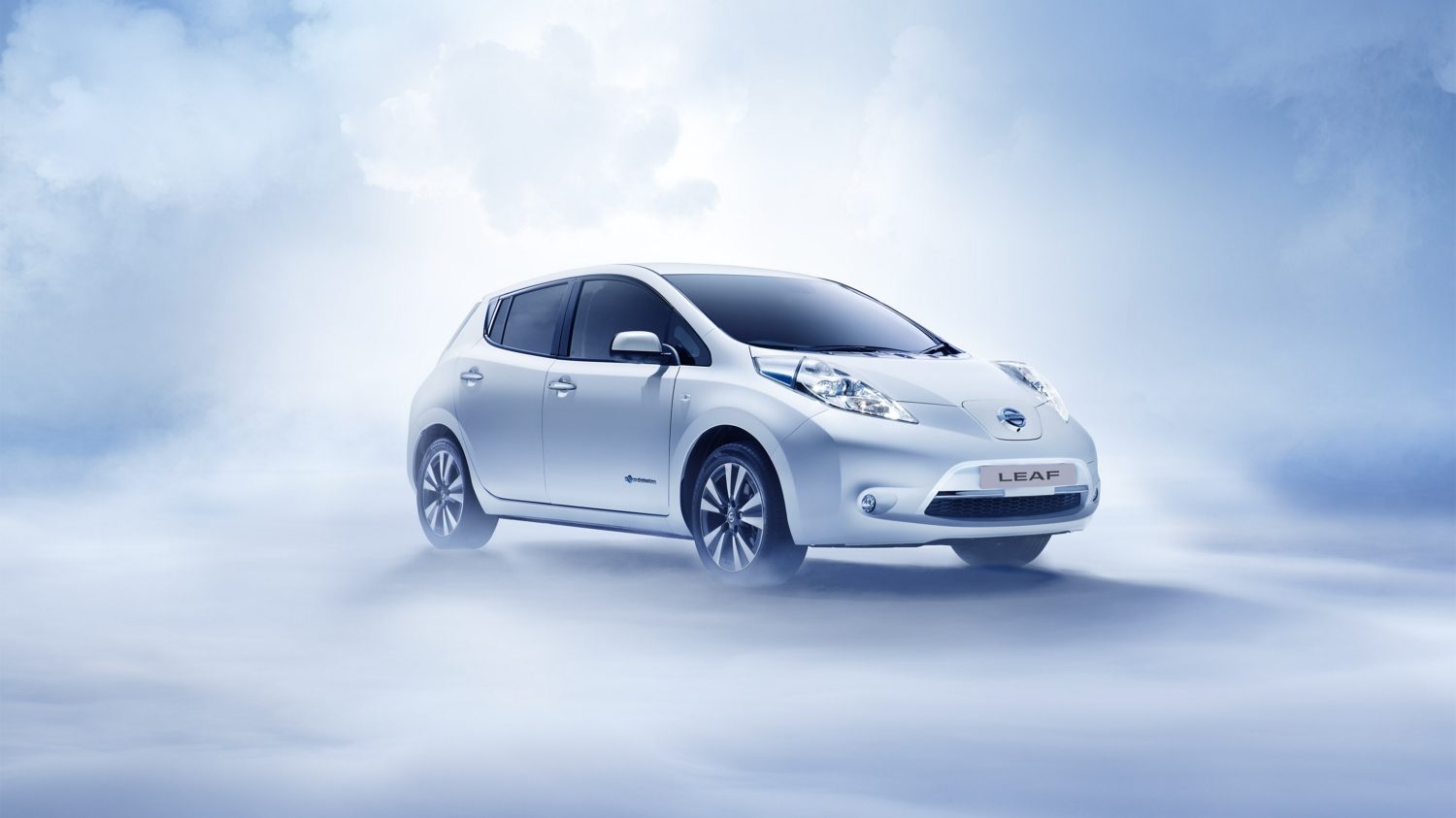 Електромобіль — Nissan LEAF — вигляд спереду з розворотом на 3/4