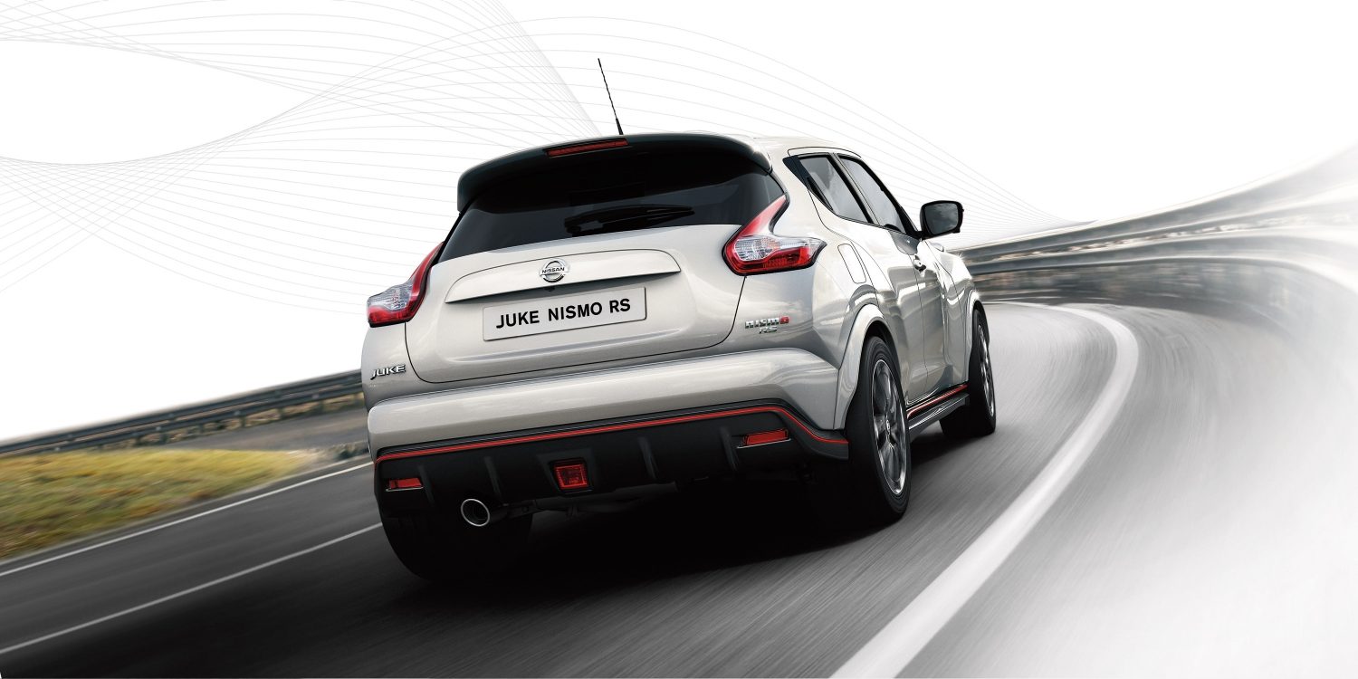 Модель Nissan JUKE NISMO RS білого кольору — вигляд ззаду