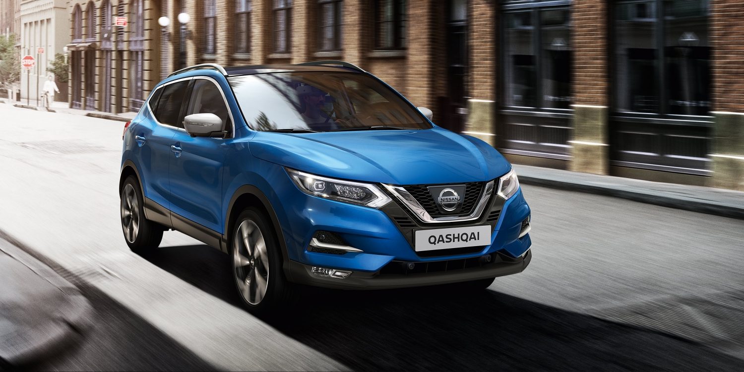 Nissan QASHQAI під час руху з поворотом на 3/4, вигляд спереду