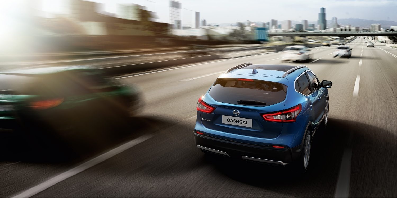 Вигляд ззаду з фігурами під час руху кросовера Nissan QASHQAI по автомагістралі