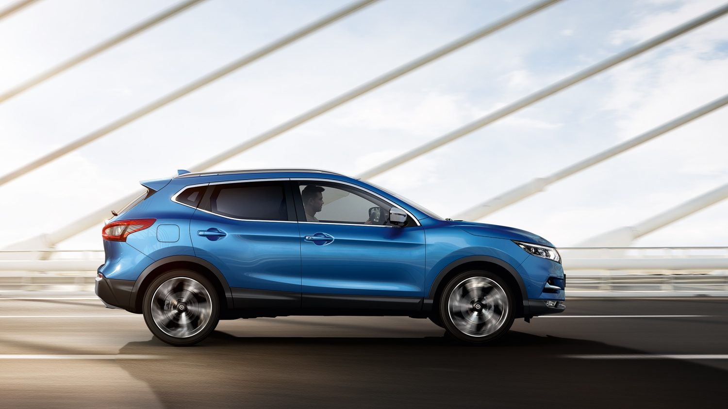 Nissan QASHQAI, вигляд збоку під час руху