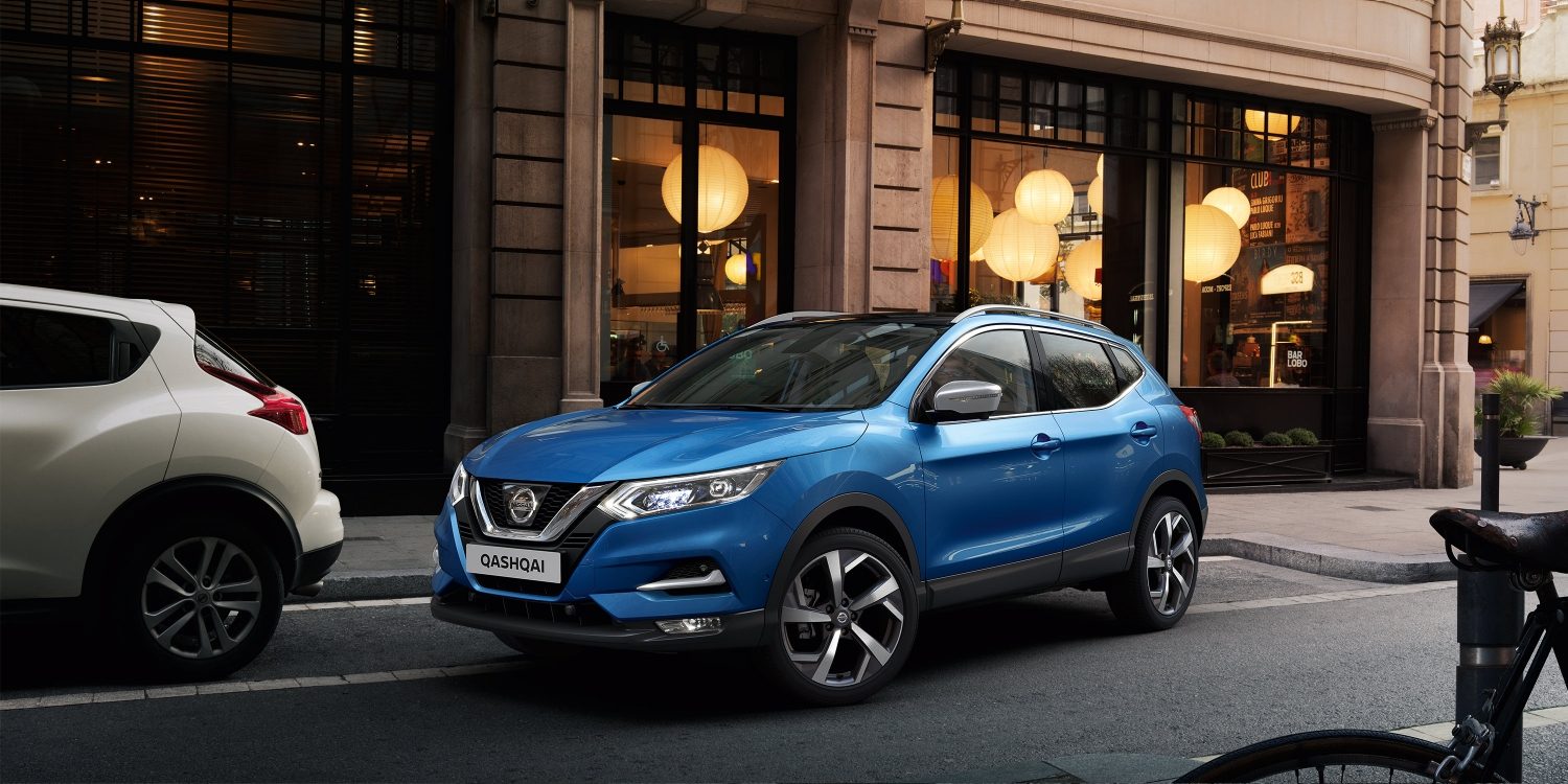 Паркування Nissan QASHQAI з поворотом на 3/4, вигляд спереду