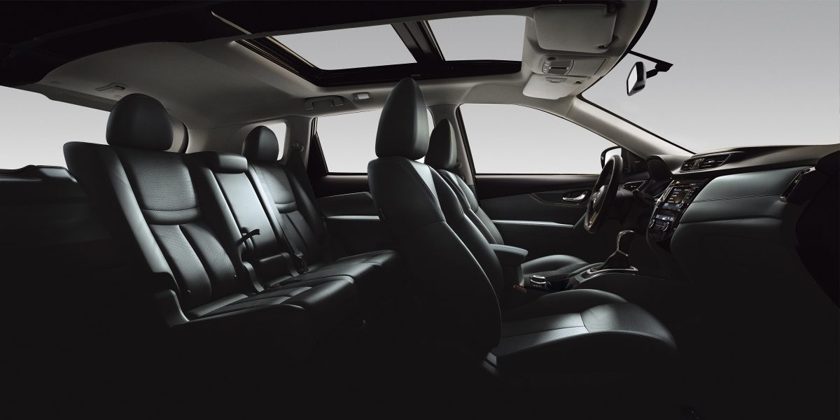 Nissan X-TRAIL, інтер’єр крупним планом — чорна шкіра