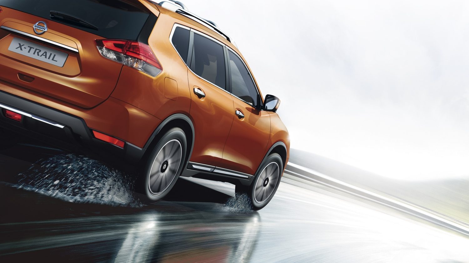 Nissan X-TRAIL 2017 року під час руху на мокрій дорозі