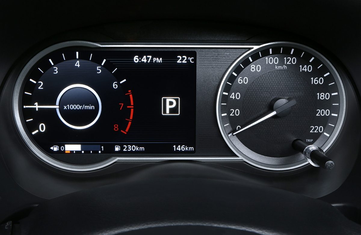 Nissan Kicks steering wheel controls and gauge cluster