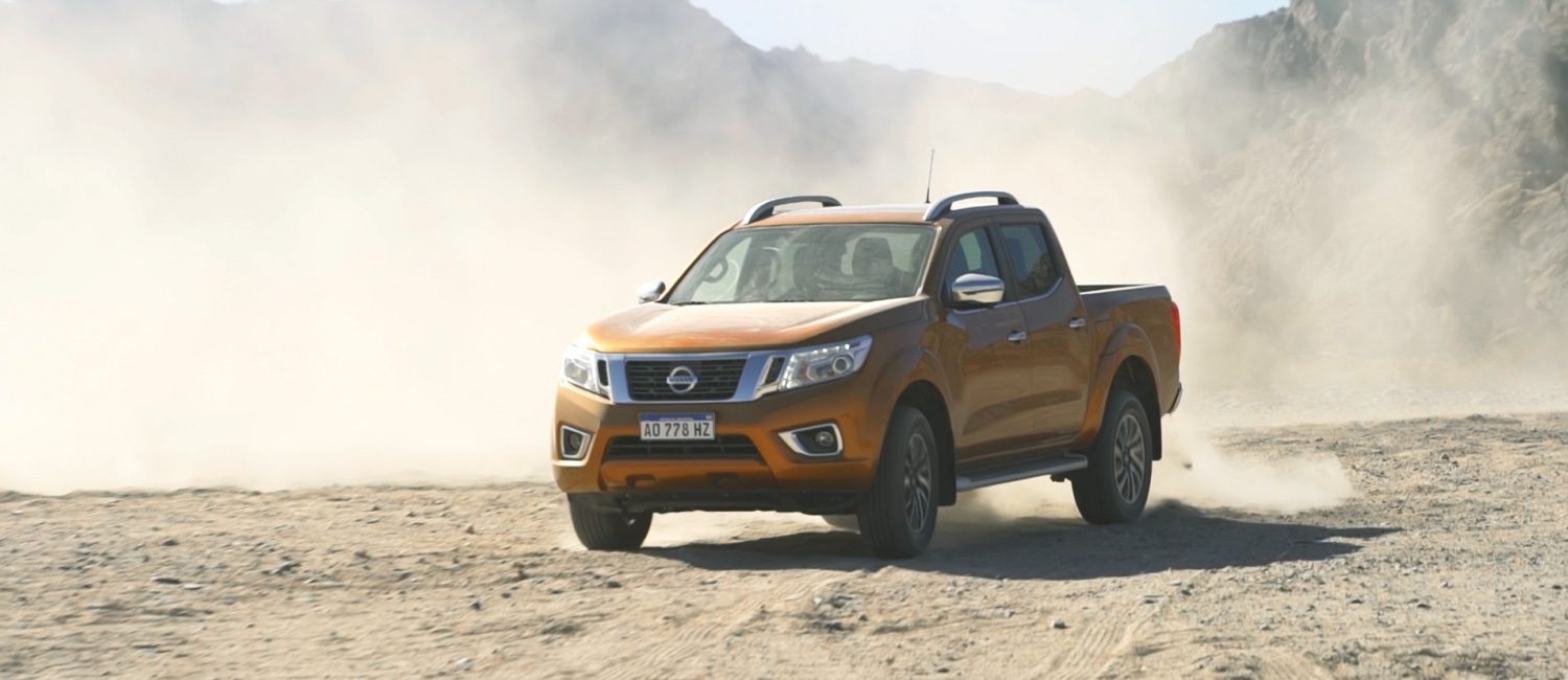 Frontier levantando tierra en un paisaje desierto