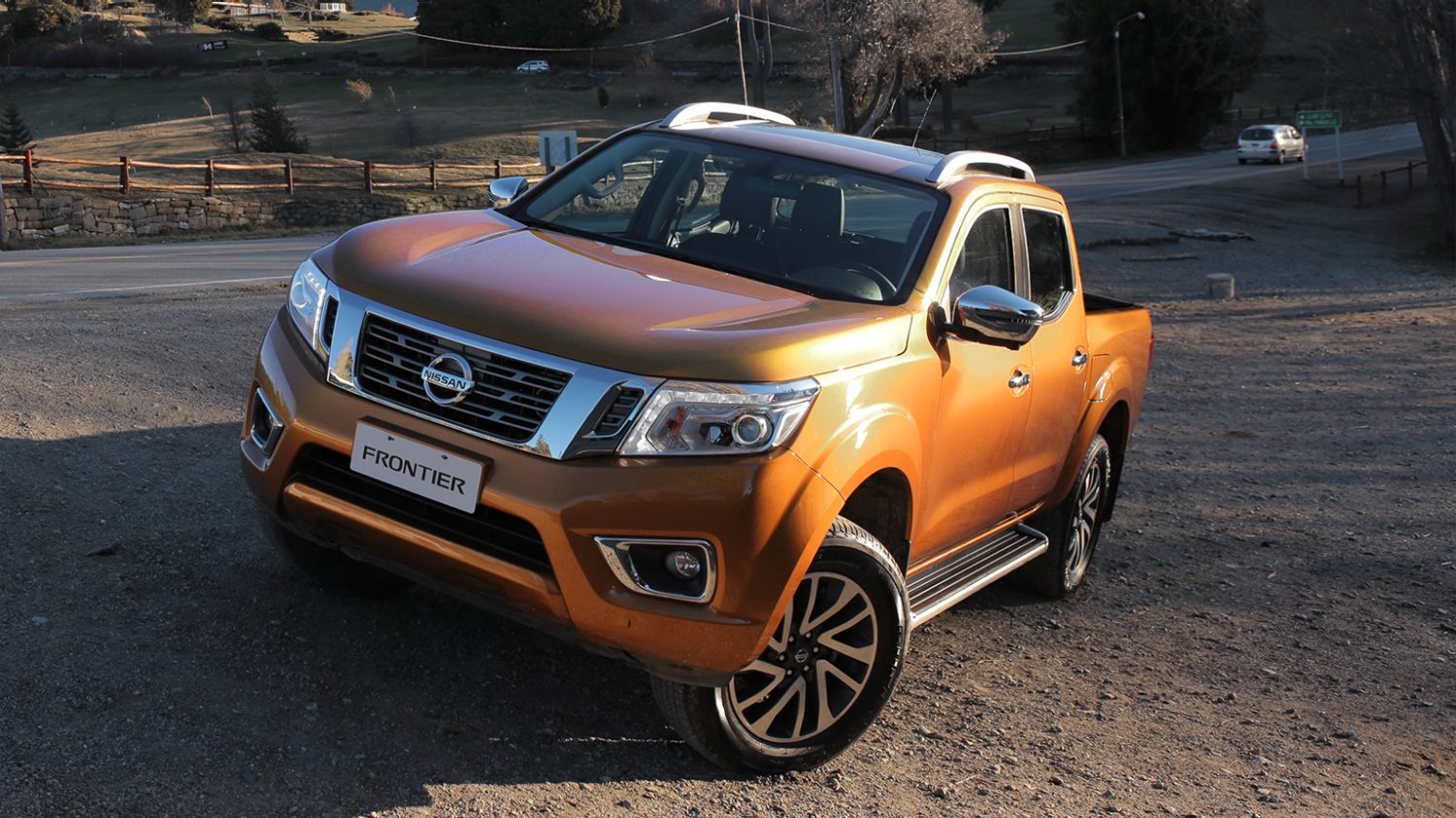 nissan frontier vista de lado en un camino rocoso