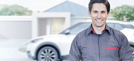 Vista completa con asesor de servicio Nissan en primer plano.