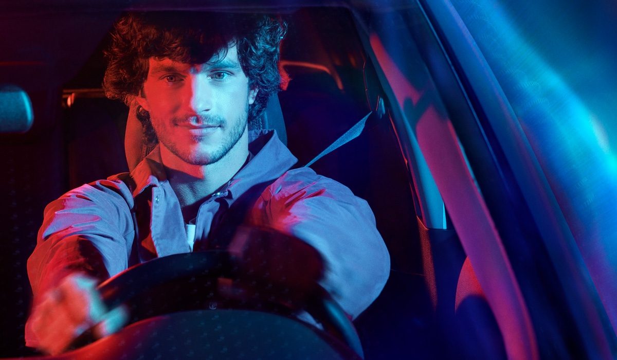 Nissan e-POWER 2022 vista exterior de hombre con manos en el volante con Más Autonomía