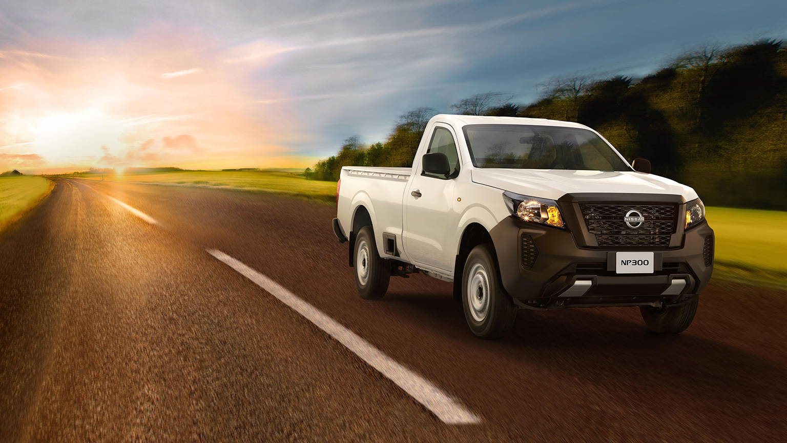 Vista tres cuartos frontal de Nissan NP300 alejándose de la puesta de sol