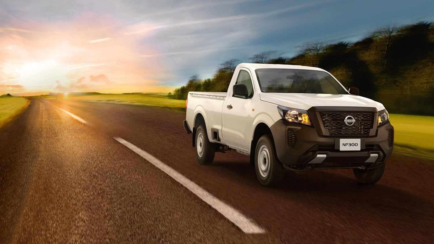 Vista tres cuartos frontal contrapicado de Nissan NP300 luciendo imponente e imparable