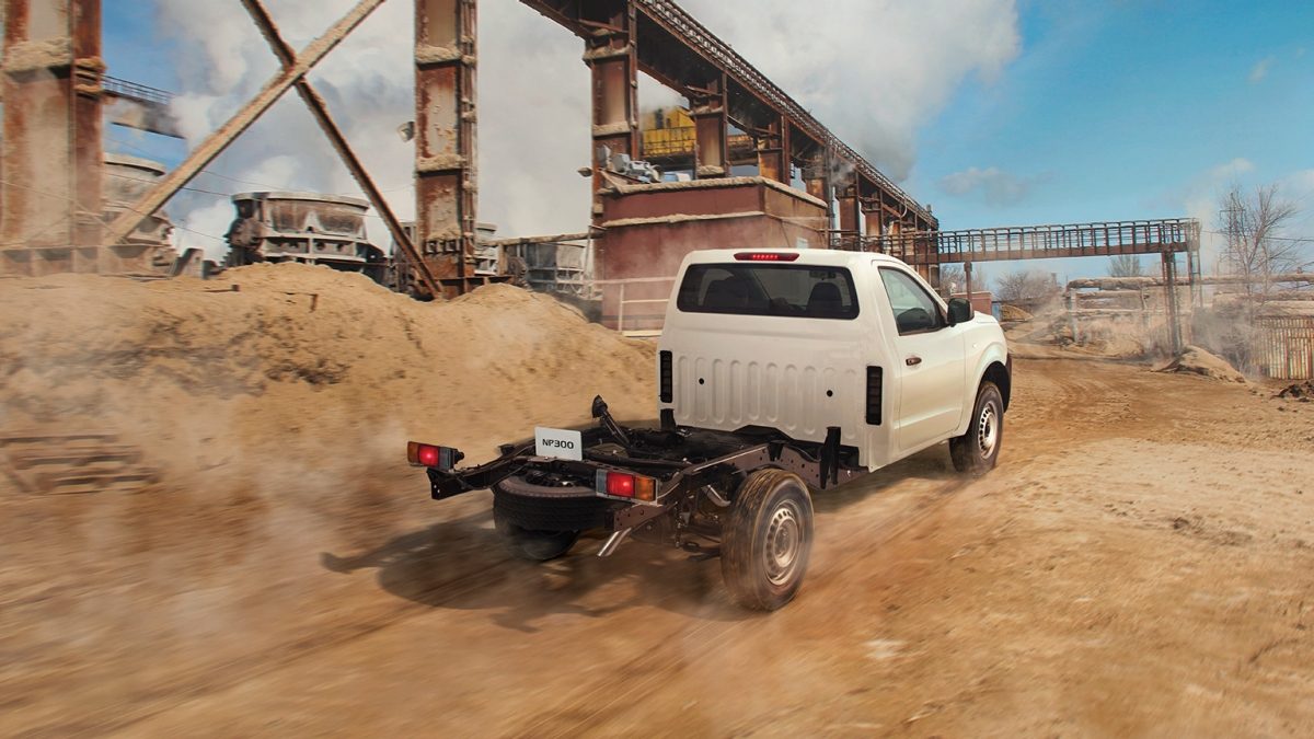 Vista trasera de Nissan NP300 2023 en versión chasis  mostrando ser imparable en cualquier terreno